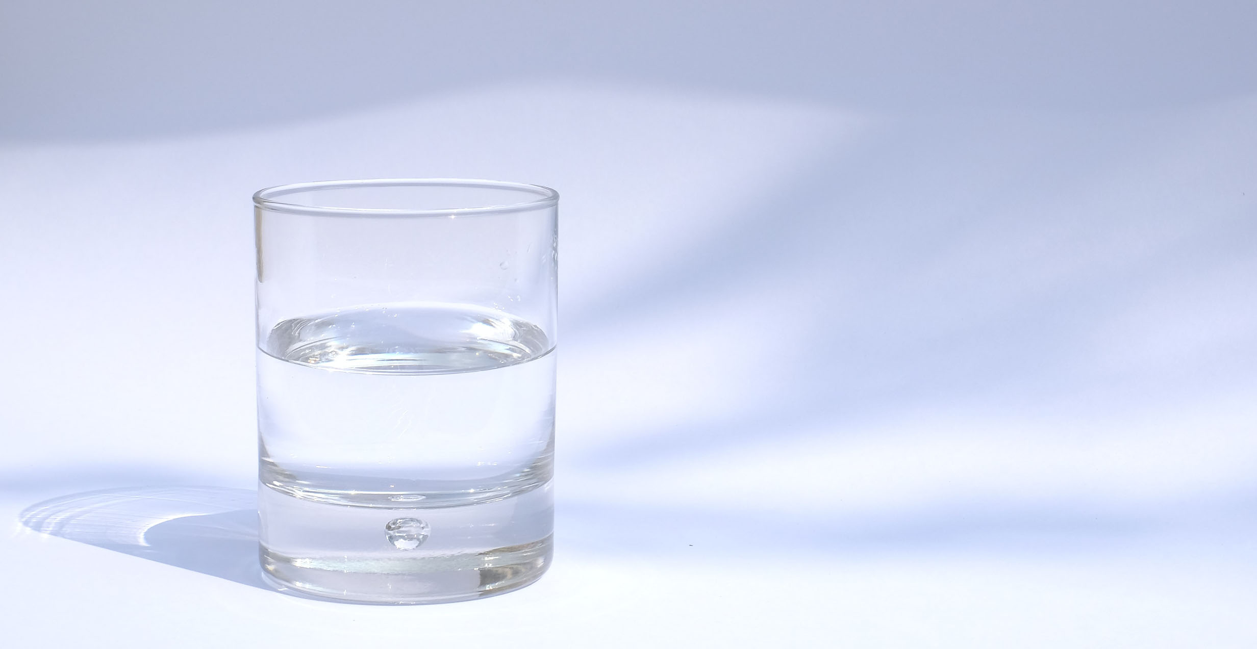 Hier ist eigentlich ein Bild zu sehen. Darauf abgebildet ist ein Glas mit Leitungswasser beziehungsweise Trinkwasser.