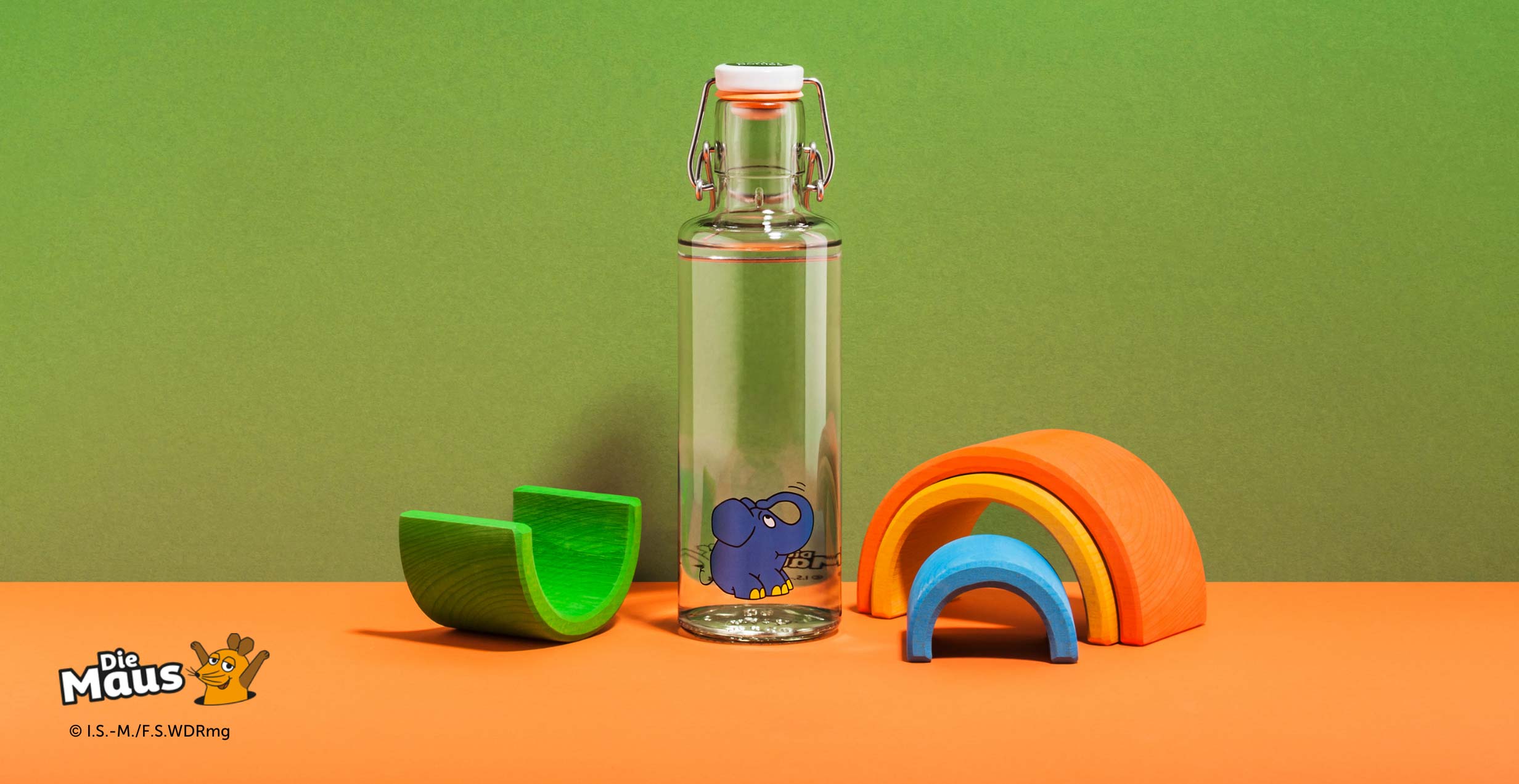 Huch, hier ist eigentlich ein Bild zu sehen. Darauf ist eine nachhaltige Trinkflasche aus Glas mit dem Elefant von der Sendung mit der Maus.