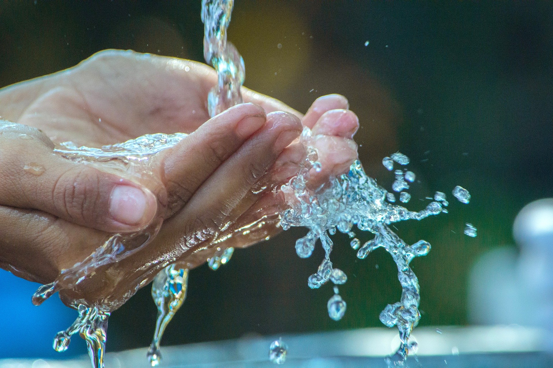 Das Bild zeigt zwei Hände, die geformt zu einer Schale,sauberes Wasser auffangen.
