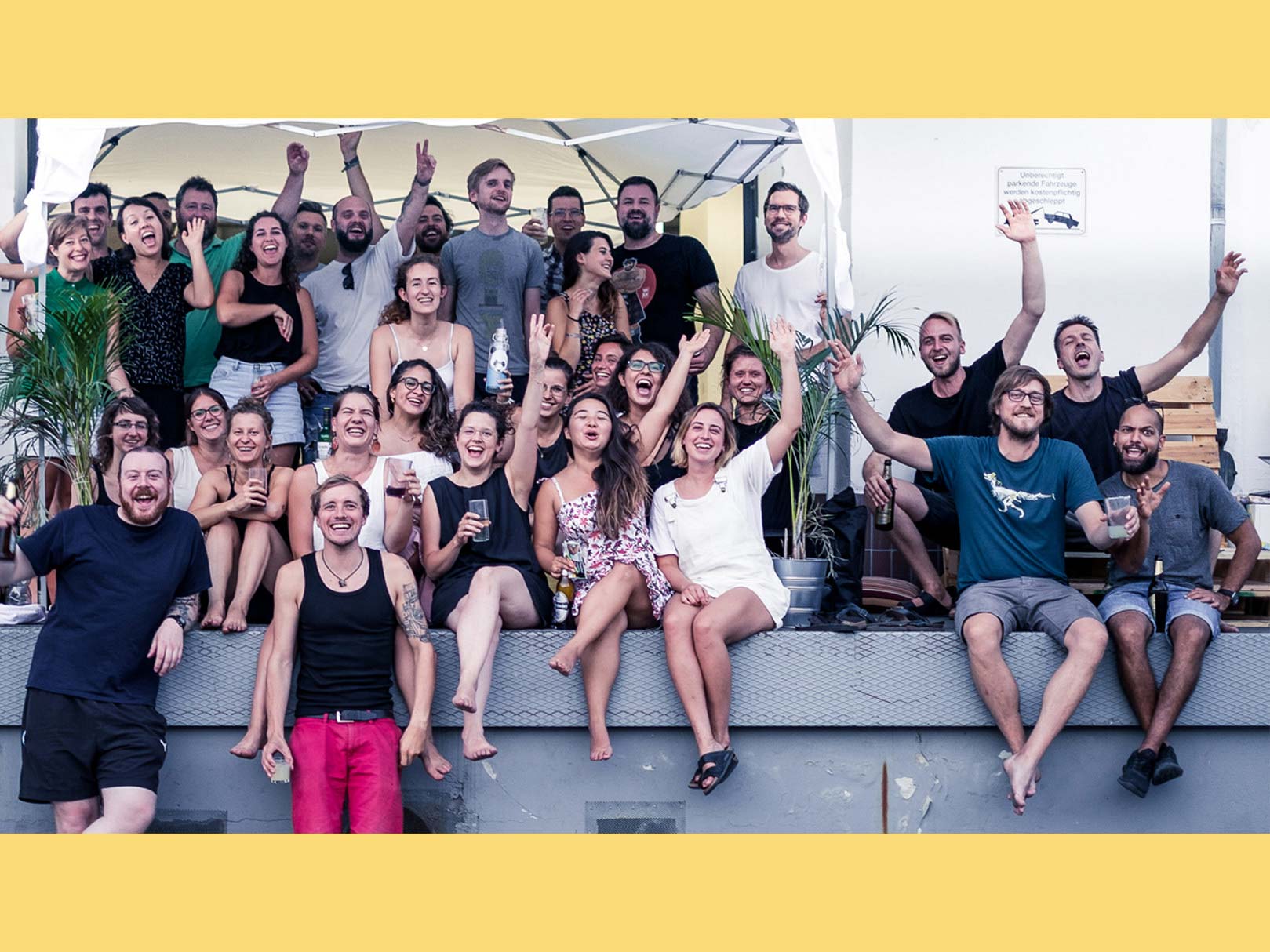 Das Bild zeigt ein Teamfoto von soulbottles, auf dem die Mitarbeitenden fröhlich in die Kamera lachen und ihre Arme in die Luft strecken.